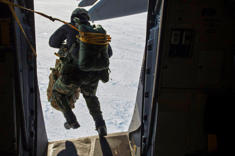 Illustration for article titled Check Out These Shots Of A C-17 Dropping Pararescuemen Over The Navy's Arctic OutpostÂ